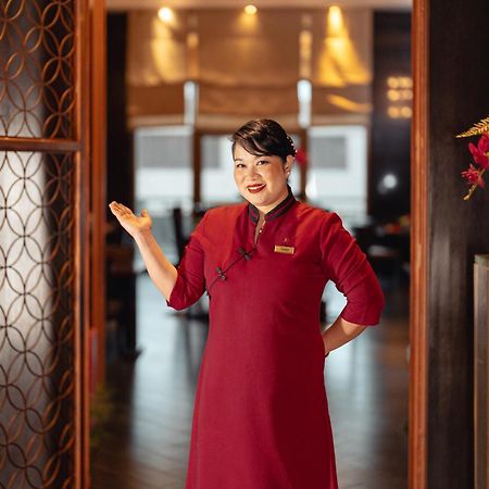 Sofitel Cairo Downtown Nile Hotel Екстериор снимка A hotel hostess in Vietnam