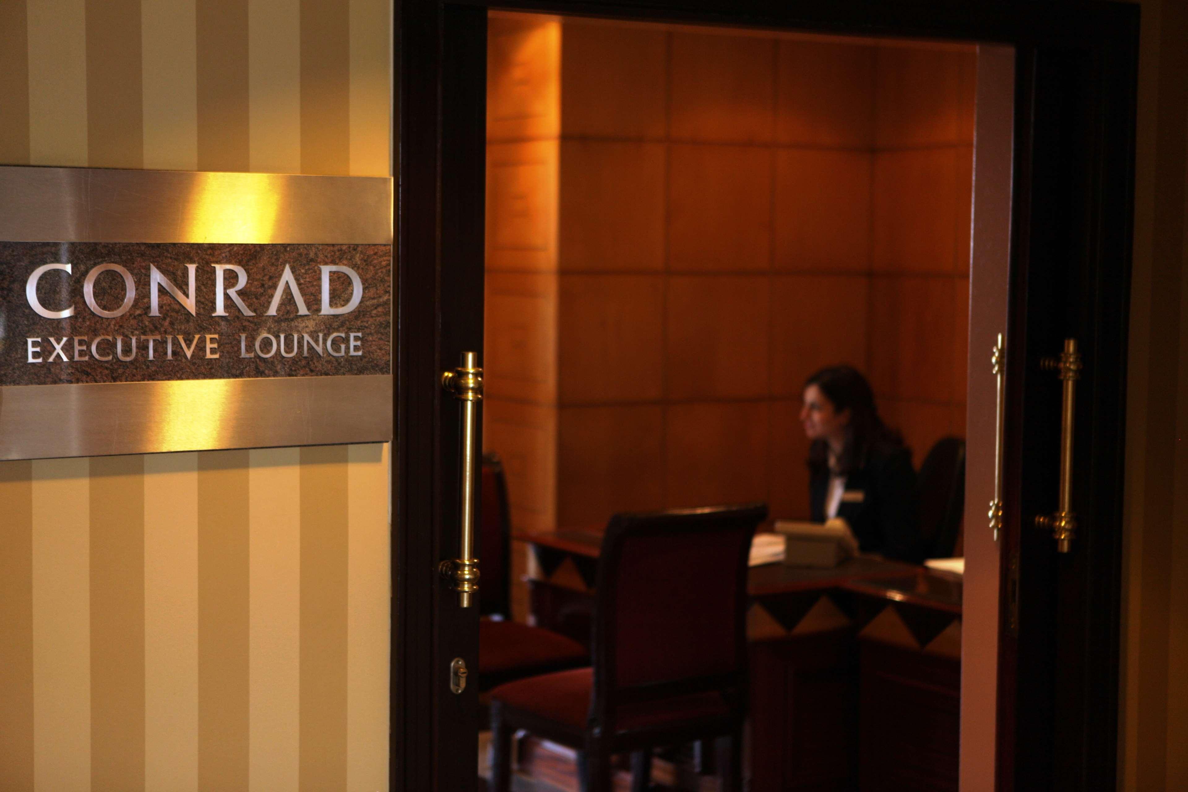 Sofitel Cairo Downtown Nile Hotel Екстериор снимка Conrad Executive Lounge at Hong Kong International Airport