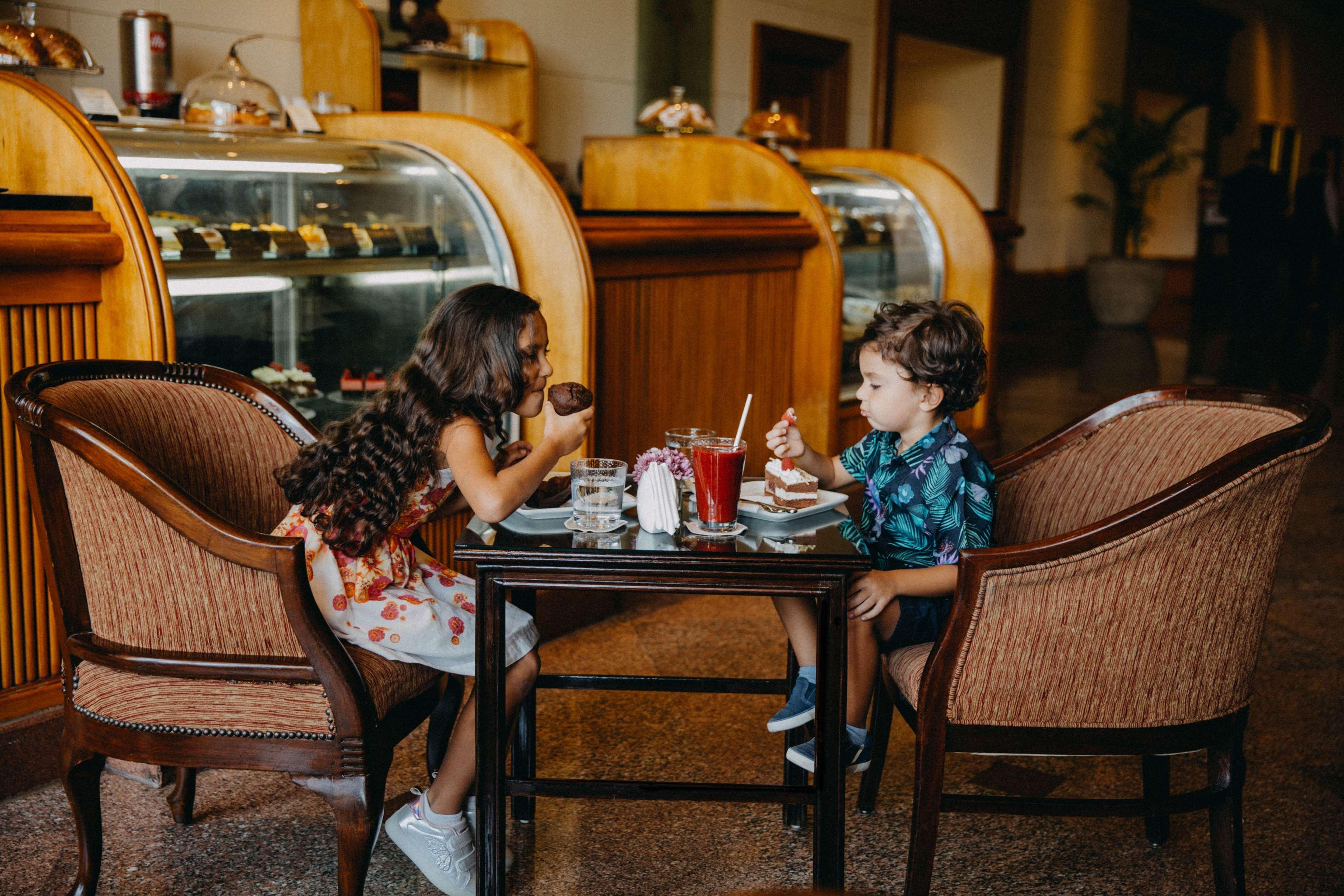 Sofitel Cairo Downtown Nile Hotel Екстериор снимка Children eating at a restaurant