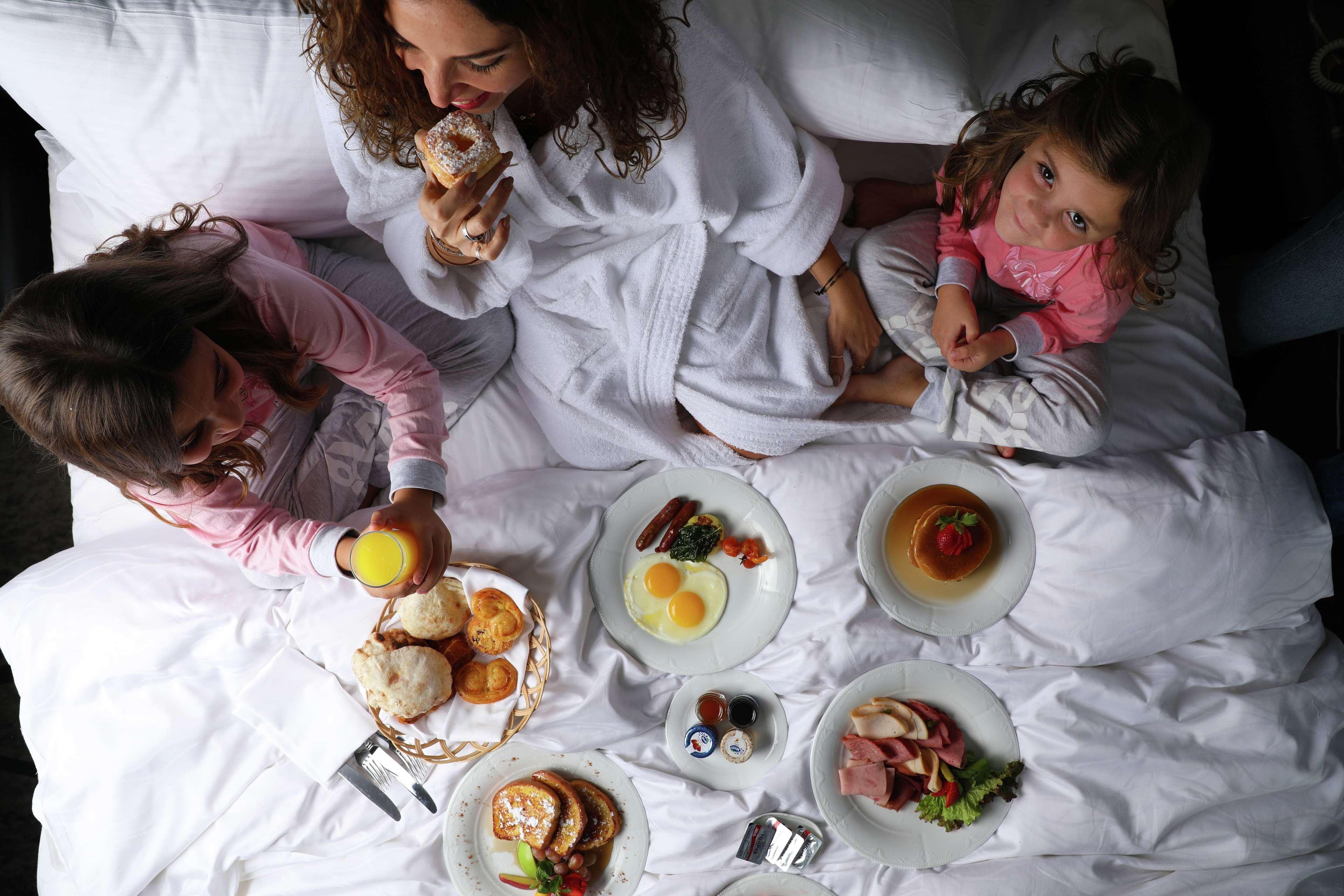 Sofitel Cairo Downtown Nile Hotel Екстериор снимка A family breakfast in bed