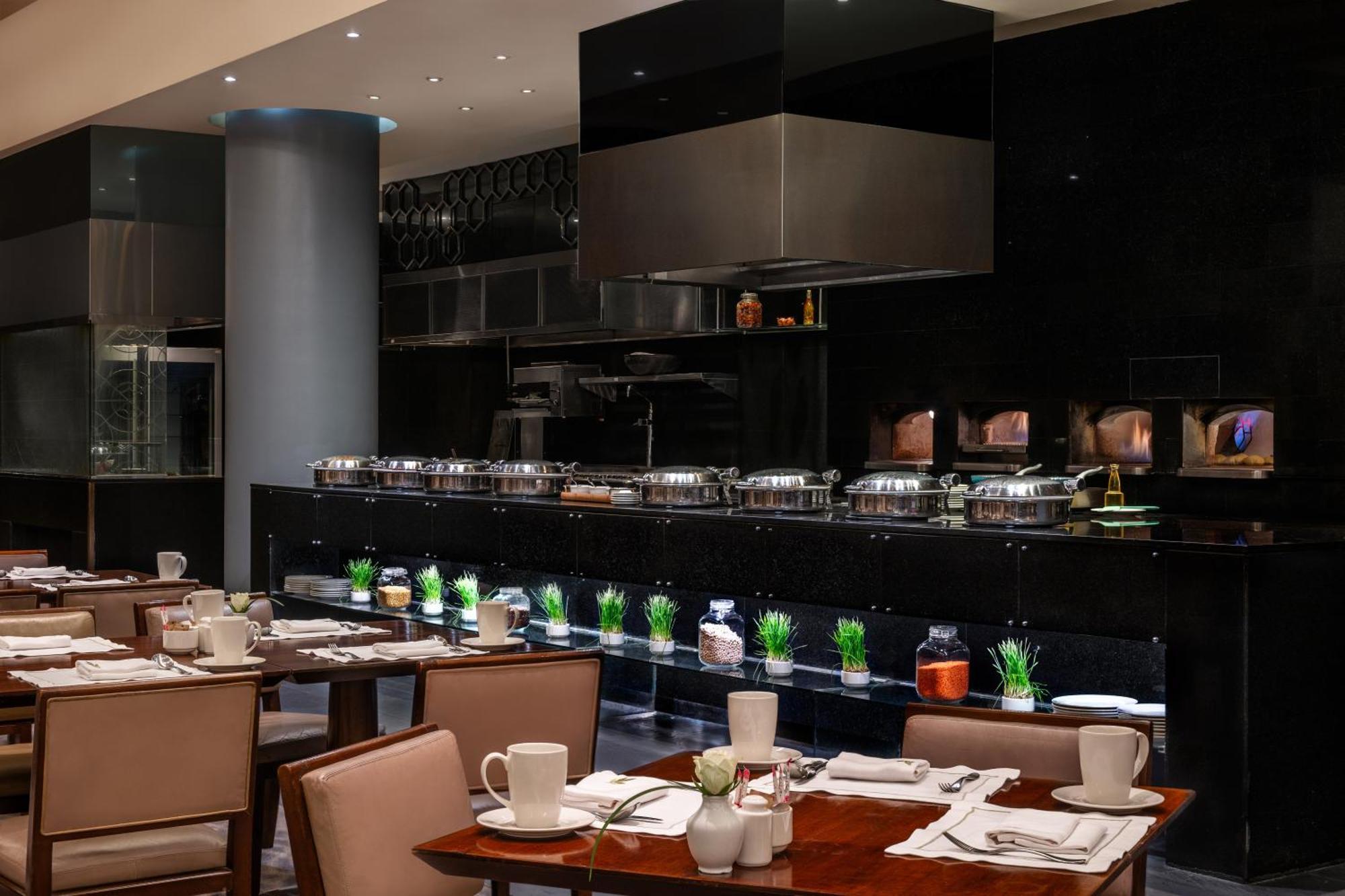Sofitel Cairo Downtown Nile Hotel Екстериор снимка The restaurant
