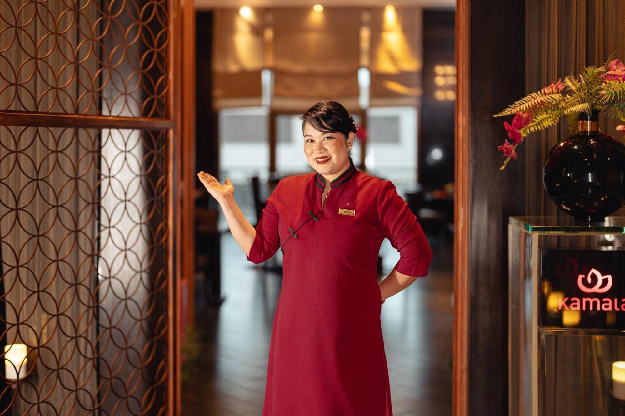 Sofitel Cairo Downtown Nile Hotel Екстериор снимка A hotel hostess in Vietnam